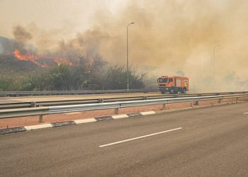 النيران تلفح وجه إسرائيل و إصابات وإخلاء 5 مستوطنات وطلب مساعدة خارجية