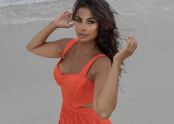 روبي تضج أنوثة بإطلالة بحرية متناسقة مع سمرتها