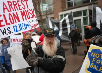 “ارفعوا أيديكم”.. مظاهرات أمريكية حاشدة ضد ترامب وماسك