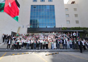 شاهد بالفيديو والصور: زين تحتفي بيوم العلم الأردني وتطلق علماً ضخماً في سماء عمّان