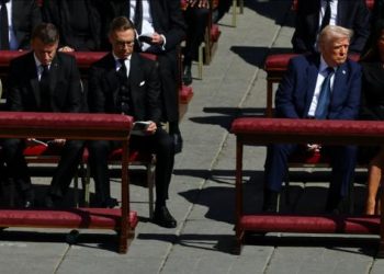 ترامب يثير الجدل و يرتدي بدلة زرقاء بدلًا من الأسود في جنازة البابا