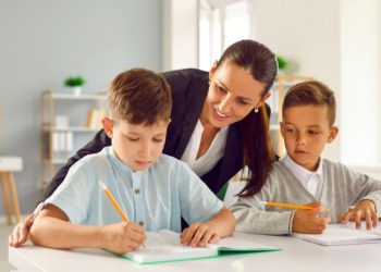 وزارة التربية قرار تأنيث المدارس أكثر عطفا وحنانا