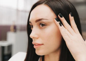 حيل ذكية بالمكياج لرفع الجفون المتدلّية!