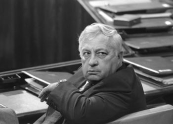 مصير نتنياهو بدأ يُشبه ما آلت إليه نهاية شارون