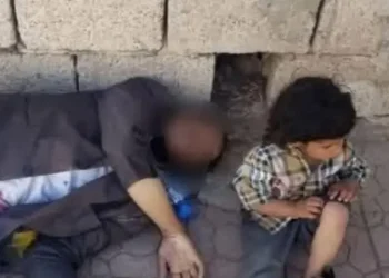 بالفيديو.. يمني “يموت من الجوع” أمام طفله