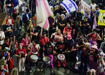 على حدود غزة.. أهالي أسرى إسرائيليين يطالبون بصفقة تبادل جديدة