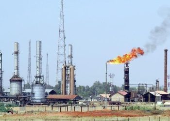 اليمن.. “الحوثي” تتوعد باستهداف شركات النفط والأسلحة الأمريكية‎