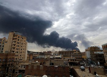 إسرائيل تقصف مطار صنعاء الدولي ومحطات طاقة مركزيّة ومصنعا للإسمنت