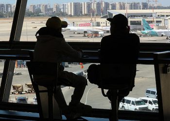 الحوثيون يعلنون استهداف مطار “بن غوريون” وهدف حيوي بمنطقة تل أبيب