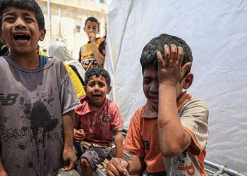 عشرات الشهداء والمصابين والاحتلال يكثّف غاراته مع أوامر إخلاء واسعة