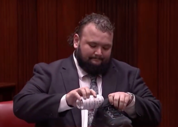 نائب استرالي يحتسي “البيرة” بالكندرة في البرلمان