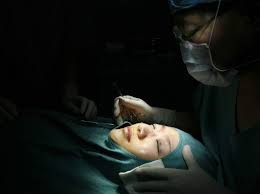 طبيب تجميل غير مرخص يوقف الاردن على “رجل ونص”