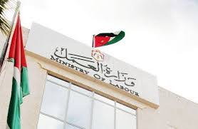 مشاجرة بين موظفي “وزارة العمل” وعامل وافد مخالف داخل مصعد بمجمع تجاري