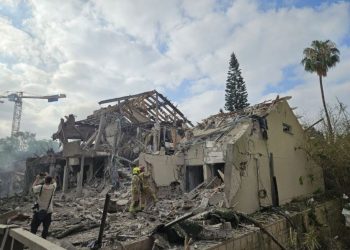 30 صاروخاً على دفعتين.. رشقة صاروخية كبيرة من إيران وإصابات مباشرة في “تل أبيب” وحيفا