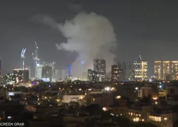 إيران تطلق صواريخ باتجاه إسرائيل.. وارتفاع دخان في تل أبيب