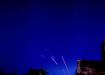 دوي انفجارات في سماء الدوحة والعراق.. إيران تهاجم القواعد الأمريكية بالمنطقة