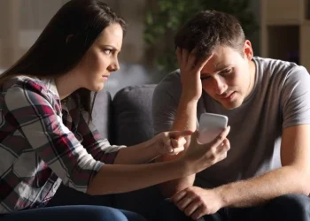 طلقته بسبب “لايك” على فيسبوك!