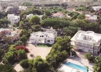 إعلام إسرائيلي.. القصف الإيراني استهدف مسكن عائلة نتنياهو