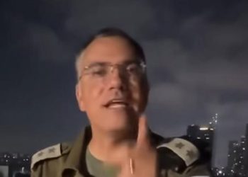 يده ترتجف.. لغة الجسد ترجّح إصابة أفيخاي جراء القصف الإيراني