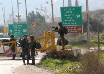 الاحتلال يضيق الخناق على محافظات الضفة ويغلق مداخل المدن