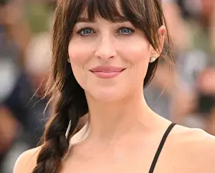 داكوتا جونسون تواجه خللاً في ملابسها الجريئة على الهواء