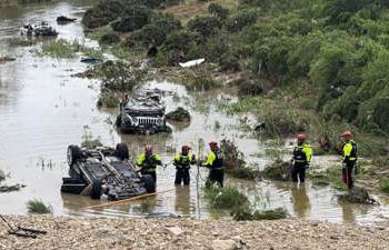 24 قتيلا في فيضان بتكساس وفرق الإنقاذ تبحث عن أطفال مفقودين