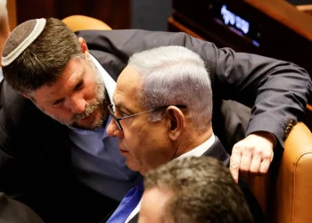 نتنياهو لسموتريتش سراً.. بعد وقف النار سننقل الغزيين جنوباً ونبدأ بالحصار