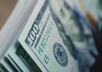 الدولار يتجه لانخفاض شهري بفعل رهانات خفض الفائدة