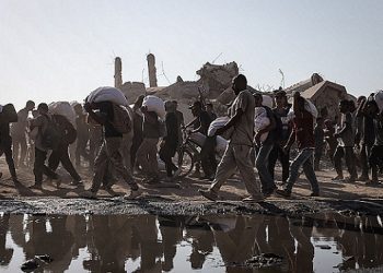 شهداء تحت الركام وفي الطرقات و زوارق الاحتلال تقصف طالبي المساعدات