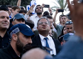 متظاهرون إسرائيليون يلاحقون بن غفير: “أفشلت الصفقة أيها المجرم الإرهابي”