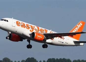 ذُعر وبكاء.. لحظة جنونية لراكب هدد بتفجير طائرة خلال رحلة جوية (فيديو)