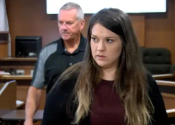 مزّقت بطن صديقتها الحامل لسرقة جنينها