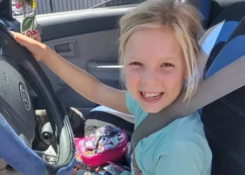 أب يعذب طفلته بوحشية حتى الموت بمساعدة صديقته