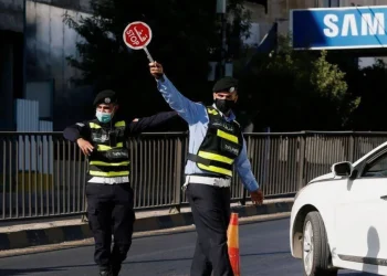 ضبط شاحنة متلاعب بلوحتها على طريق الـ 100