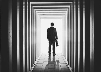 قصة ذراعٍ لا ينكسر.. قالوا للقرد بدنا نسخطك قال: أكثر من هيك مافي إشي أخسره