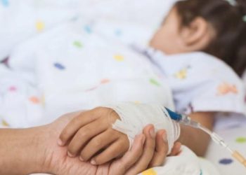 أب مريض وفتاة تصارع ورمًا.. وخطأ طبي يفاقم المعاناة