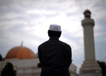 شاب أمريكي يعتنق الإسلام داخل مسجد سحاب الكبير في الاردن