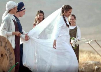 مراهقات يلهون في الضفة الغربية المحتلة  بـ”الاستيطان الناعم”