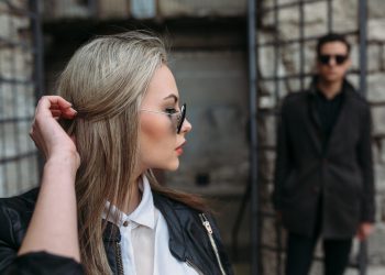 ماذا يحدث لجسدك حين تحدق بشخص مثير؟