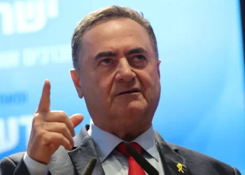 كاتس يتباهى بحرق غزة وعائلات الأسرى تتهم نتنياهو بالتضحية بذويهم