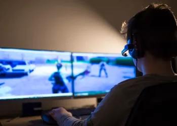 طفل خسر أموال والده بلعبة على الإنترنت.. فانتحر شنقاً