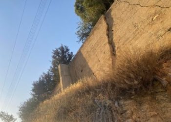 سور آيل للسقوط يثير مخاوف سكان منطقة السلالم في مدينة السلط