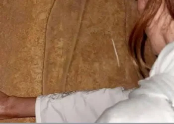 سائحة تلطخ مقبرة أثرية وتثير ضجة في مصر.. والسلطات توضح