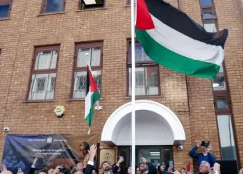 رفع علم فلسطين فوق مبنى السفارة الفلسطينية في لندن