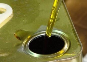 ضبط 30 تنكة زيت زيتون مغشوشة عبر إعلان إلكتروني