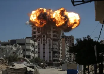 غارات عنيفة على غزة ونزوح تحت النار نحو المجهول