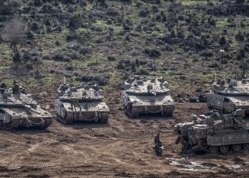 الجيش الإسرائيلي يتوغل ببلدة جنوب لبنان ويفجر مبنى