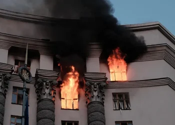 القوات الروسية تسيطر على بلدة جديدة وتكثف هجماتها بالمسيرات