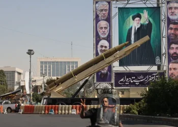 الحرس الثوري يلمح لإمكانية زيادة مدى صواريخ إيران لتغطي المسافة إلى إسرائيل