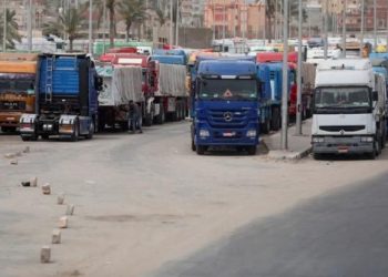 بدء عبور شاحنات المساعدات إلى معبر كرم أبو سالم تمهيدا لدخولها قطاع غزة